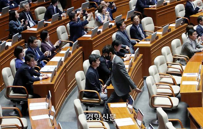 투표를 마친 김웅 국민의힘 의원이 3일 야당 의원들이 착석하고 있는 가운데 혼자 퇴장하고 있다. 박민규 선임기자