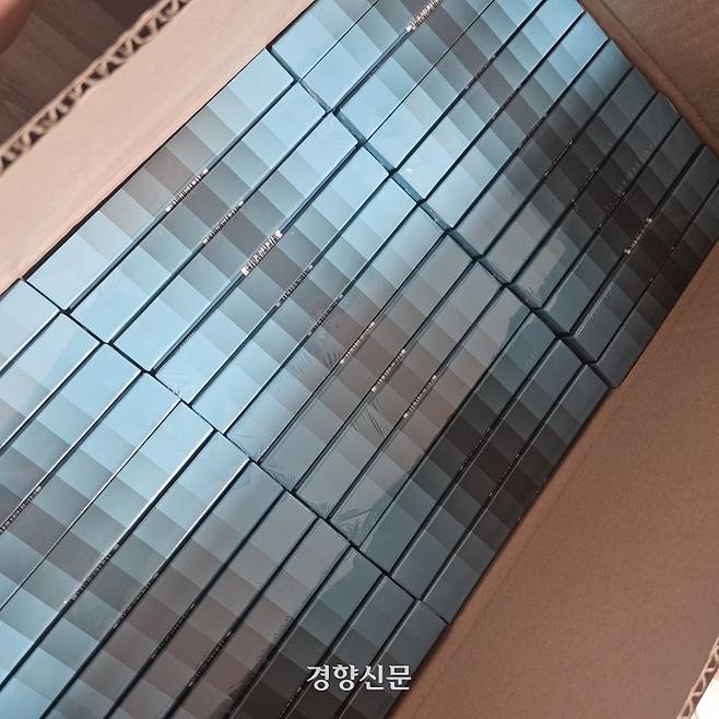 남자 아이돌 그룹 팬 김모씨가 팬 사인회 당첨권을 받으려고 이른바 ‘앨범깡’으로 구매한 다음 처분하기 위해 모아 둔 앨범들. 김씨 제공