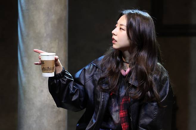 Ahn So-hee (right) performs in the play "Closer." (Newsis)