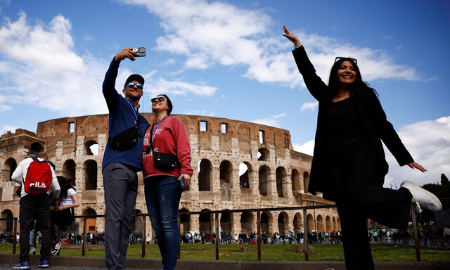 이탈리아 로마 콜로세움 앞의 관광객들 모습. 로이터연합뉴스