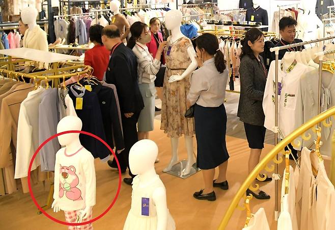 봄철피복전시회-2024가 지난 29일 평양 3대혁명전시관에서 개막됐다고 조선중앙통신이 30일 보도했다. / 사진 = 연합뉴스