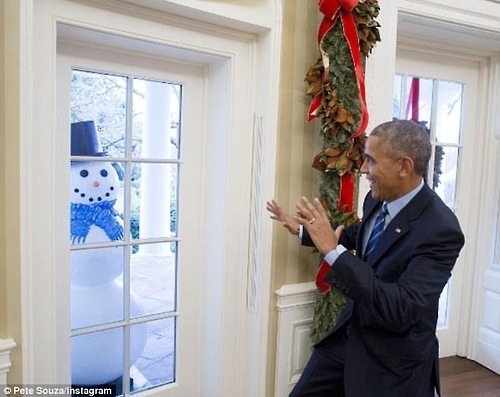 지난 2016년 당시 버락 오바마 미국 대통령이 집무실 창문 앞에 등장한 크리스마스 눈사람을 보고 깜짝 놀라는, 익살스러운 장면을 연출하고 있다. [연합뉴스, 백악관 전속사진사 피트 수자 인스타그램]