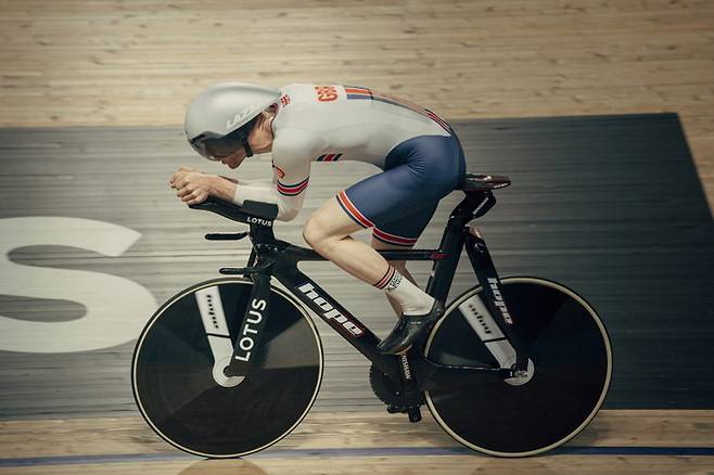 로터스 자회사인 로터스 엔지니어링은 ‘2024 파리 올림픽’에서 영국 국가대표팀이 사용할 새로운 트랙 자전거 ‘2024 호프-로터스 올림픽 트랙 자전거’를 3일 공개했다. [사진제공=로터스]