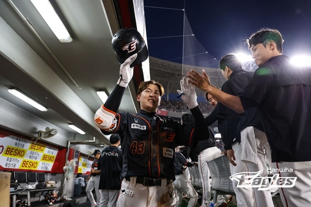 한화 정은원이 3일 광주 KIA전에서 홈런을 친 뒤 동료들과 기쁨을 나누고 있다. 사진=한화 제공
