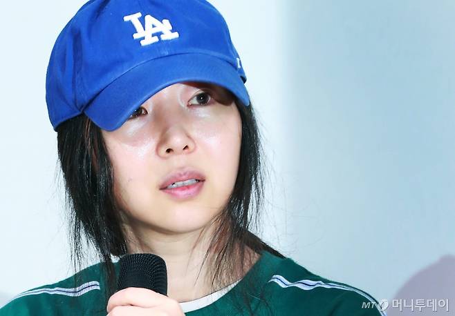 하이브와 대립하고 있는 민희진 어도어 대표가 지난달 25일 오후 서울 강남구 한국컨퍼런스센터 대강당에서 진행된 긴급 기자회견에서 질문에 답하고 있다. /사진=이동훈