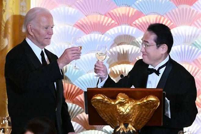 조 바이든 미국 대통령이  4월10일(현지시간) 워싱턴 백악관에서 열린 국빈 만찬서 기시다 후미오 일본 총리와 건배를 하고 있다. /AFPBBNews=뉴스1