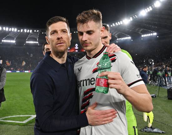 바이어 레버쿠젠이 AS로마와의 유로파리그 4강 1차전 원정경기에서 2-0으로 승리해 결승행 가능성을 높였다. 사진은 3일 오전(한국시각) 사비 알론소 감독(왼쪽)이 로마 원정서 승리한 이후 요십 스타니시치와 함께 기뻐하는 모습. /사진=로이터