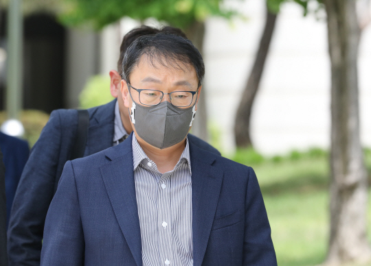 구현모 전 KT 대표가 지난해 5월 서울 서초구 서울중앙지법에서 열린 정치자금법 위반 혐의 재판에 출석한 뒤 이동하고 있다. 뉴시스