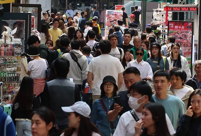 서울 중구 명동의 한 거리가 사람들로 붐비고 있다.[연합]