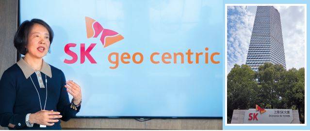 차이리엔춘 SK지오센트릭 중국사업본부 중국사업개발실장(부사장)이 지난달 25일 중국 상하이 SK타워에서 헤럴드경제와 인터뷰를 하고 있다. 작은 사진은 중국 상하이 푸둥 지역에 위치한 SK타워. 이곳에는 SK지오센트릭을 비롯해 SK하이닉스, SKC, SK온 등 그룹의 핵심 계열사 9곳이 모여있다. [SK지오센트릭 제공]