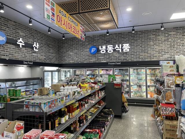 고창 외국인 농업근로자 기숙사 뒷편에 위치한 하나로마트 아시아코너.