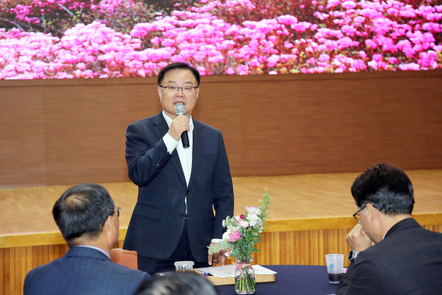 ▲홍남표 창원시장이 3일 '직원들과 소통하는 5월 정례조회'에 참석해 직원들의 다양한 고충을 청취했다. ⓒ창원시