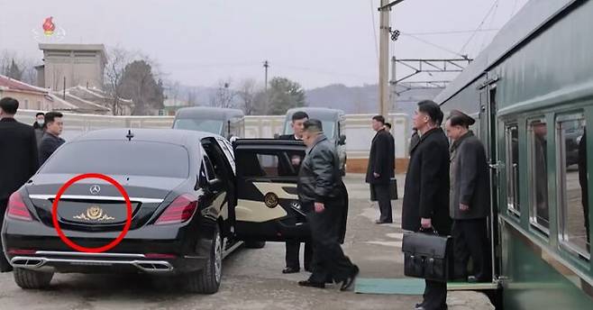 김정은이 성천군 공장 착공식에 참석했을 때 이용한 벤츠, 번호판이 없는 것을 확인할 수 있다.