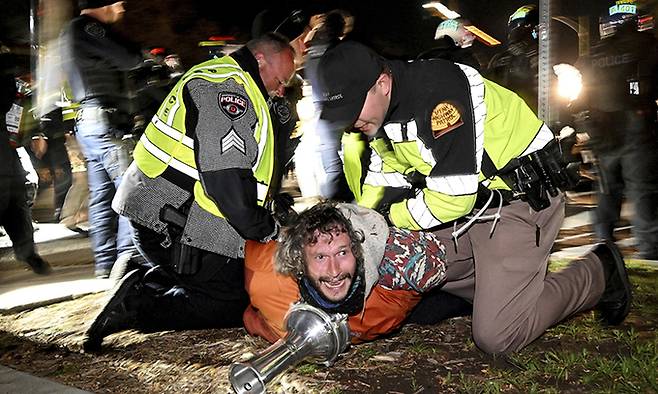 지난 4월 30일(현지시각) 미 유타주 솔트레이크시티에 있는 유타대학교에서 경찰이 친팔레스타인 시위 참가자를 체포하고 있다. AP뉴시스