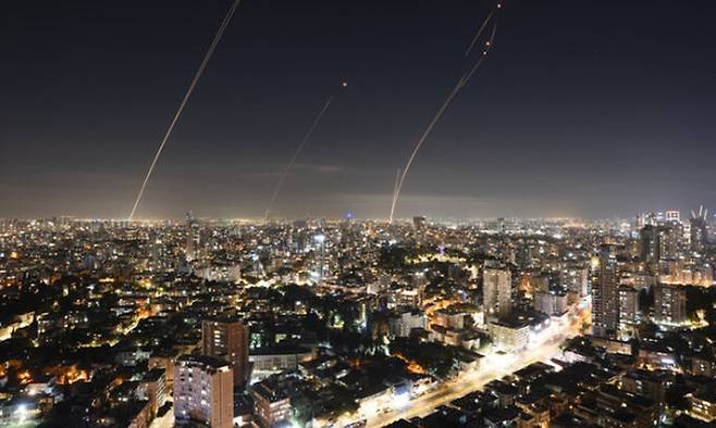 이스라엘의 아이언 돔 방공시스템이 지난달 5일(현지시간) 이스라엘 중부 가자지구에서 발사된 로켓을 요격하기 위해 발사되고 있다. AP연합뉴스
