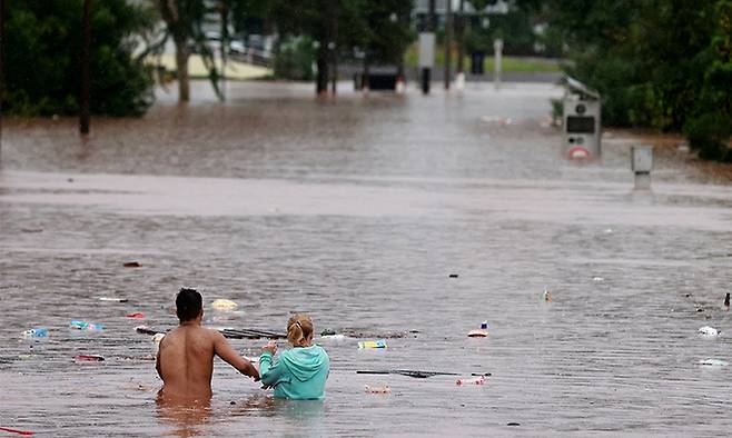 2일(현지시간) 브라질 히우그란지두술주 인칸타두에 폭우가 내려 침수된 지역을 사람들이 걷고 있다. 로이터연합뉴스
