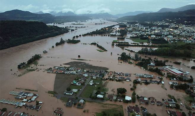 지난 1일(현지시간) 브라질 히우그란지두술주 인칸타두에 폭우가 내린 후 침수된 지역의 모습. AFP연합뉴스