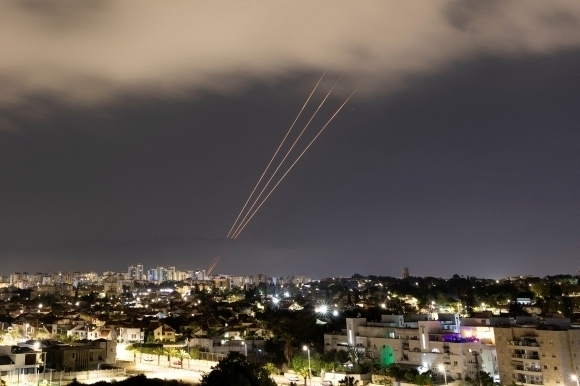 지난달 14일(현지시간) 이스라엘의 방공시스템인 아이언돔이 이란의 미사일과 드론을 요격하면서 불꽃을 내뿜고 있다. 사진=로이터 연합뉴스