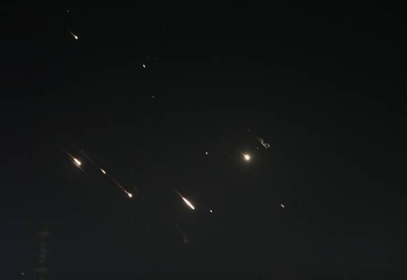 지난달 14일(현지시간) 이스라엘의 방공 시스템이 이란의 무기를 격추하기 위해 발사되는 모습. 신화=연합뉴스