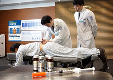 자생한방병원 한의사가 허리 통증을 호소하는 환자에게 약침을 놓고 있다. 사진 제공=자생한방병원