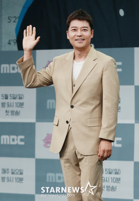 방송인 전현무가 3일 오전 서울 마포구 상암동 MBC에서 진행된 예능 '송스틸러' 제작발표회에 참석해 포즈를 취하고 있다.