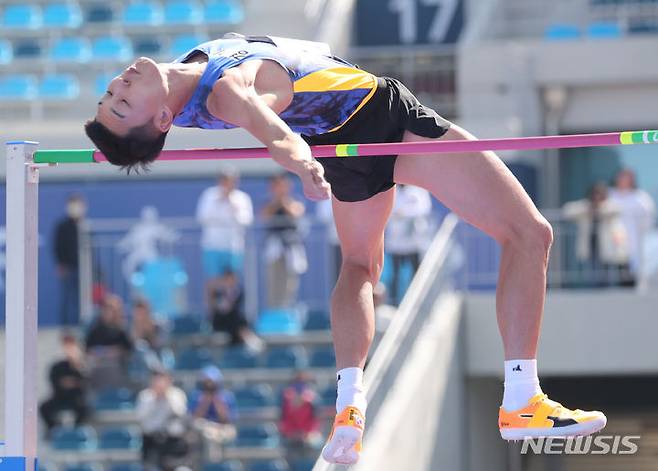 우상혁이 지난해 10월 18일 전남 목포시 목포종합운동장에서 열린 제104회 전국체육대회 남자 높이뛰기 결선에서 한국신기록 2.37m 도전에 나서고 있다. /사진=뉴시스