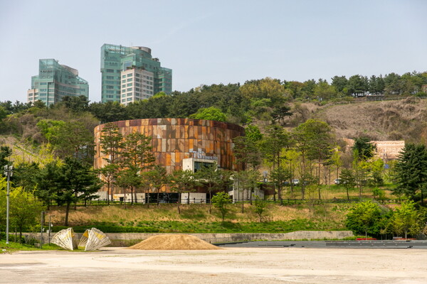 15코스 내에 있는 문화비축기지는 다양한 전시들이 열리는 문화공간으로 볼거리를 제공한다 / 서울관광재단