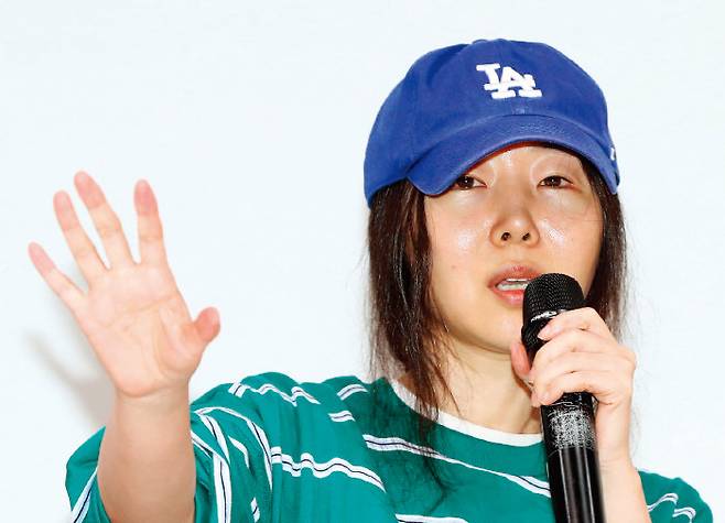 민희진 어도어 대표가 4월 25일 서울 강남구 한국컨퍼런스센터에서 긴급 기자회견을 열고 경영권 탈취 시도에 대한 입장을 밝히고 있다. [뉴시스]