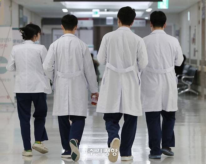 의대생 증원을 두고 의료계와 정부의 대립이 지속하는 가운데 교수들의 사직서 제출이 시작된 지난 3월 25일 서울의 한 대학 병원에서 의료진이 발걸음을 옮기고 있다. /한수빈 기자