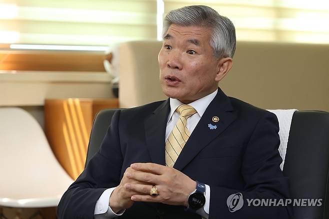 인터뷰하는 이기식 병무청장 (서울=연합뉴스) 류효림 기자 = 이기식 병무청장이 지난 2일 서울 영등포구 신길동 서울지방병무청에서 연합뉴스와 인터뷰하고 있다. 2024.5.3 ryousanta@yna.co.kr