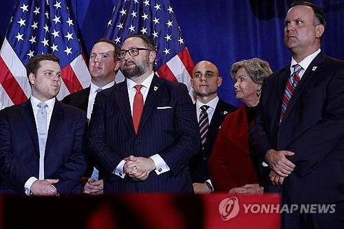 라시비타 선대위원장(왼쪽 5번째) 등 트럼프 대선 캠프 인사 [AFP 연합뉴스 자료사진. 재판매 및 DB 금지]