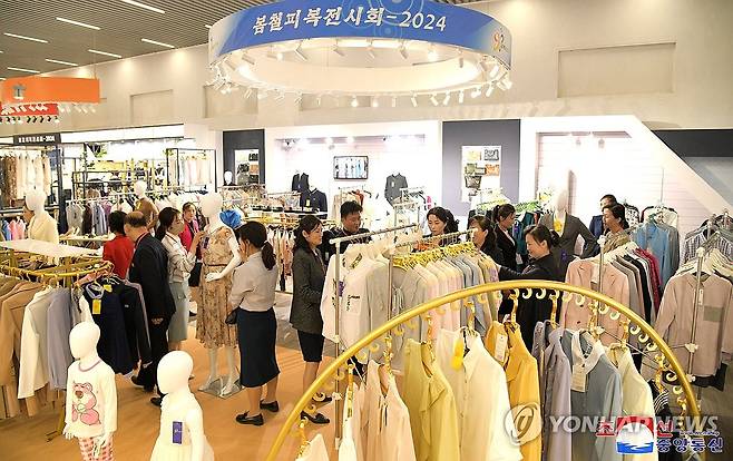 북한, '봄철피복전시회-2024' 개막 (평양 조선중앙통신=연합뉴스) 봄철피복전시회-2024가 지난 29일 평양 3대혁명전시관에서 개막됐다고 조선중앙통신이 30일 보도했다. 전시회에는 경공업제품을 생산하는 270여개 단위들에서 20여 종에 5만여 점의 봄, 여름계절 여성, 남성, 어린이옷들을 선보였다. 사진 맨 앞줄의 아동복에 애니메이션 토이스토리의 캐릭터 '랏소 베어'가 그려져 있다. 2024.4.30 
    [국내에서만 사용가능. 재배포 금지. For Use Only in the Republic of Korea. No Redistribution] nkphoto@yna.co.kr