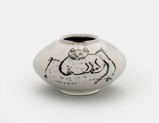 항아리  프랑스의 저명한 인류학자 클로드 레비 스트로스의 고양이 그림이 그려진 항아리 [국립민속박물관 제공. 재판매 및 DB 금지]