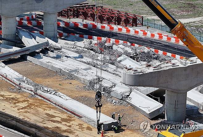 시흥 교량 붕괴사고 원인을 찾아라 (시흥=연합뉴스) 지난 2일 오전 경기도 시흥시 교량 상판 구조물 붕괴사고 현장에서 경찰과 국립과학수사연구원, 고용노동부, 산업안전보건공단 등 관계자들이 사고 원인을 찾기 위해 합동 감식을 하고 있다. [연합뉴스 자료사진. 재판매 및 DB 금지]