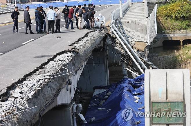 정자교 합동 감식하는 경찰과 국과수 [연합뉴스 자료사진. 재판매 및 DB 금지]