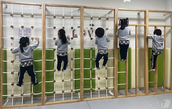 (청주=뉴스1) 이성기 기자 = 충북도교육청은 유치원 유아들이 마음껏 몸 활동을 할 수 있도록 유치원 실내·외 놀이공간 조성 사업을 추진한다.(충북교육청 제공)/뉴스1