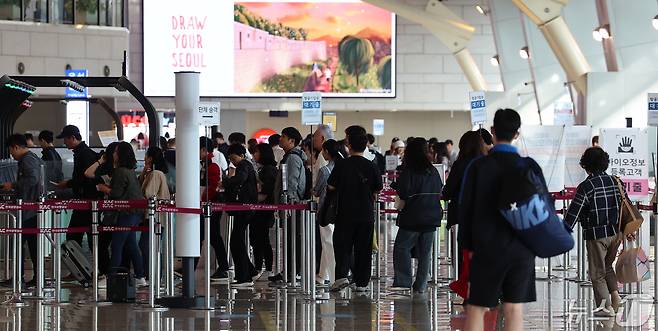 어린이날 연휴를 하루 앞둔 3일 오전 서울 강서구 김포공항 김포공항 국내선청사가 여행객들로 붐비고 있다. 2024.5.3/뉴스1 ⓒ News1 김진환 기자