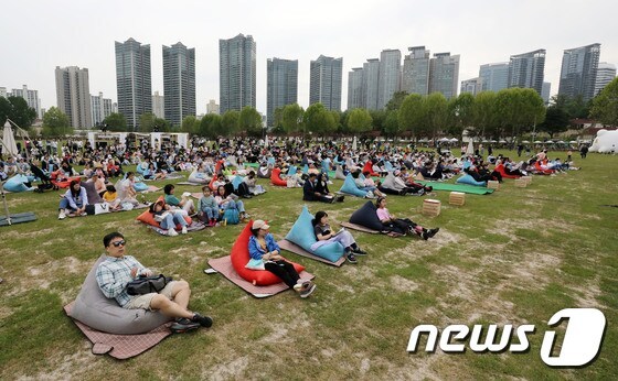 서울 용산구 용산어린이정원을 찾은 시민들이 정원 개방을 기념해 열린 '꿈의 오케스트라'공연을 즐기고 있다. 2023.5.13/뉴스1 ⓒ News1 박세연 기자
