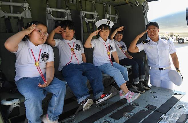 4일 해군항공사령부를 방문한 (사)한국해양소년단 경북연맹 소속 어린이들이 해상작전 헬기에서 즐거운 시간을 보내고 있다. (해군항공사령부제공) 2024.5.4/뉴스1
