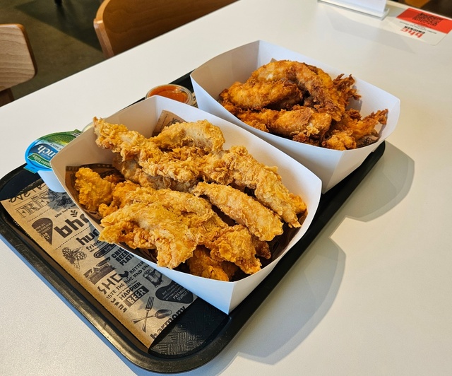 bhc 미국 1호점에서 판매하는 메뉴 중 선호도가 가장 높은 닭 가슴살 메뉴 '핫후라이드 텐더'와 '골드킹 텐더' /bhc