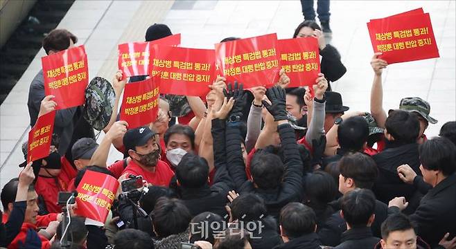 해병대 관계자들이 채상병 특검법 통과와 박정훈 대령 탄압 중지가 적힌 피켓을 들고 시위를 하고 있다(자료사진). ⓒ데일리안 홍금표 기자