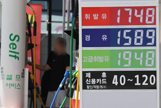 이번 주 국내 주유소 휘발유·경유 주간 평균 판매가격이 동반 상승세를 이어갔다. 사진은 지난달 28일 서울의 한 주유소에 휘발유·경유 가격이 게시되어 있는 모습.연합뉴스