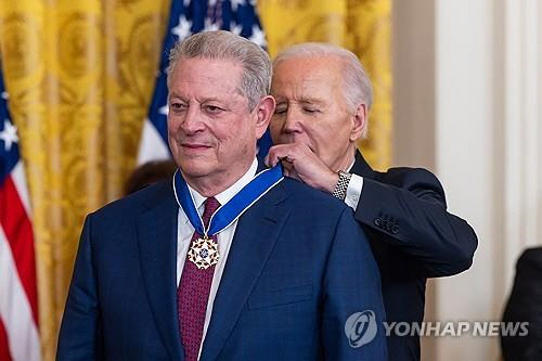바이든 대통령이 엘 고어 전 부통령에게 메달을 걸어주고 있다. 연합뉴스