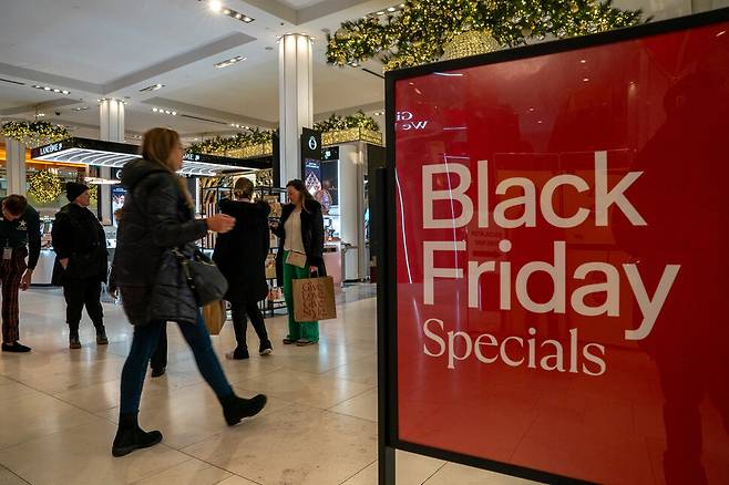 2023년 11월24일 미국 뉴욕 맨해튼의 한 백화점이 블랙프라이데이를 맞아 고객으로 붐비고 있다. REUTERS