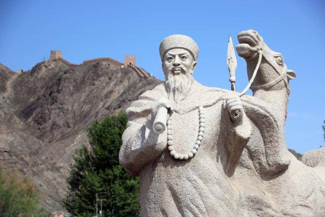 간쑤성 자위관 현벽장성에 실크로드를 지나 신장 토벌에 나선 좌종당의 석상이 세워져 있다. ⓒ최종명