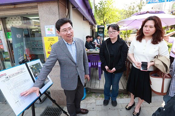 이상일 용인특례시장이 지난 3일 기흥 우방아이유쉘 아파트와 신갈초 사이 통학로 현장을 방문해 점검하고 있다. [사진=용인특례시]