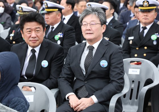 지난 3월 경기도 평택 소재 해군 제2함대사령부에서 거행된 제9회 서해수호의날 기념식에서 국민의힘 유의동 정책위의장(왼쪽)과 유승민 전 의원이 행사 시작을 기다리며 자리에 앉아 있는 모습. 연합뉴스