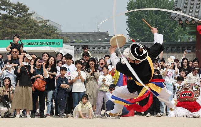 4일 오후 서울 종로구 경복궁을 찾은 어린이와 가족들이 궁중문화축전 길놀이 공연을 보며 즐거운 시간을 보내고 있다. 뉴시스