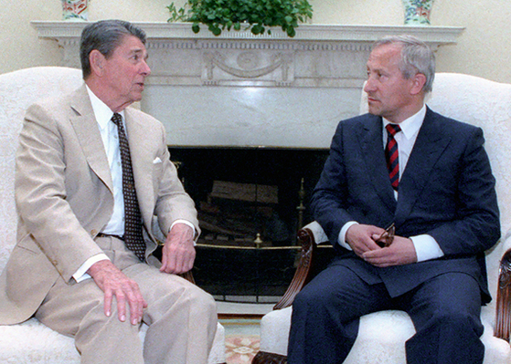 1987년 미국 대통령 집무실에서 로널드 레이건 대통령과 만난 MI6· KGB 이중스파이 올레그 고르디옙스키(오른쪽). [중앙포토]