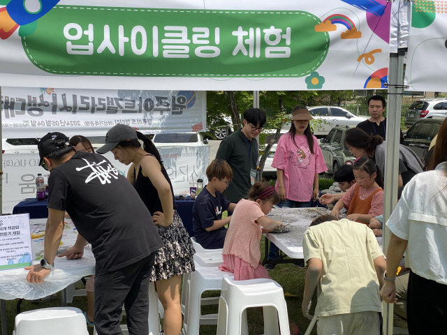 ▲ 어린이날을 하루 앞둔 4일 원주 여성가족공원 일대에서 원주문화재단의 ‘어린이 사생대회’가 개막, 이날 오후 6시까지 공연 행사 및 체험 부스가 운영된다. (사진 제공 = 원주문화재단)